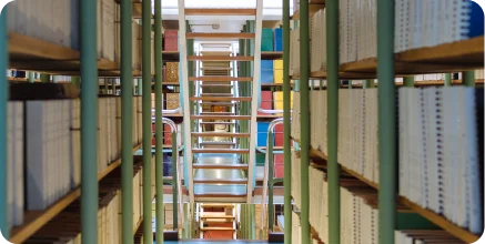 Rayonnages d’une bibliothèque