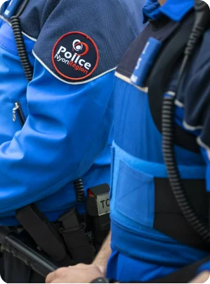 Écusson de la Police Nyon Région sur un uniforme.