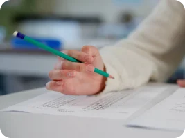 Une candidate complète son dossier.